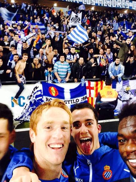 La linguaccia di Lucas Vazquez con i tifosi dell&#39;Espanyol alle spalle. Insieme a lui, Felipe Caicedo, autore della doppietta vincente, e Alex Fernandez, che ha poi postato il selfie su Twitter. Foto da Internet